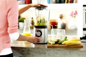 making a slimming smoothie in the blender