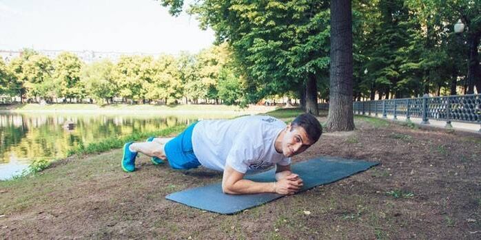 man makes plank for weight loss
