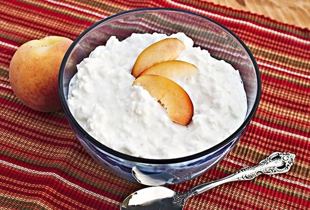 Fruit cottage cheese - a healthy breakfast on the diet menu with water